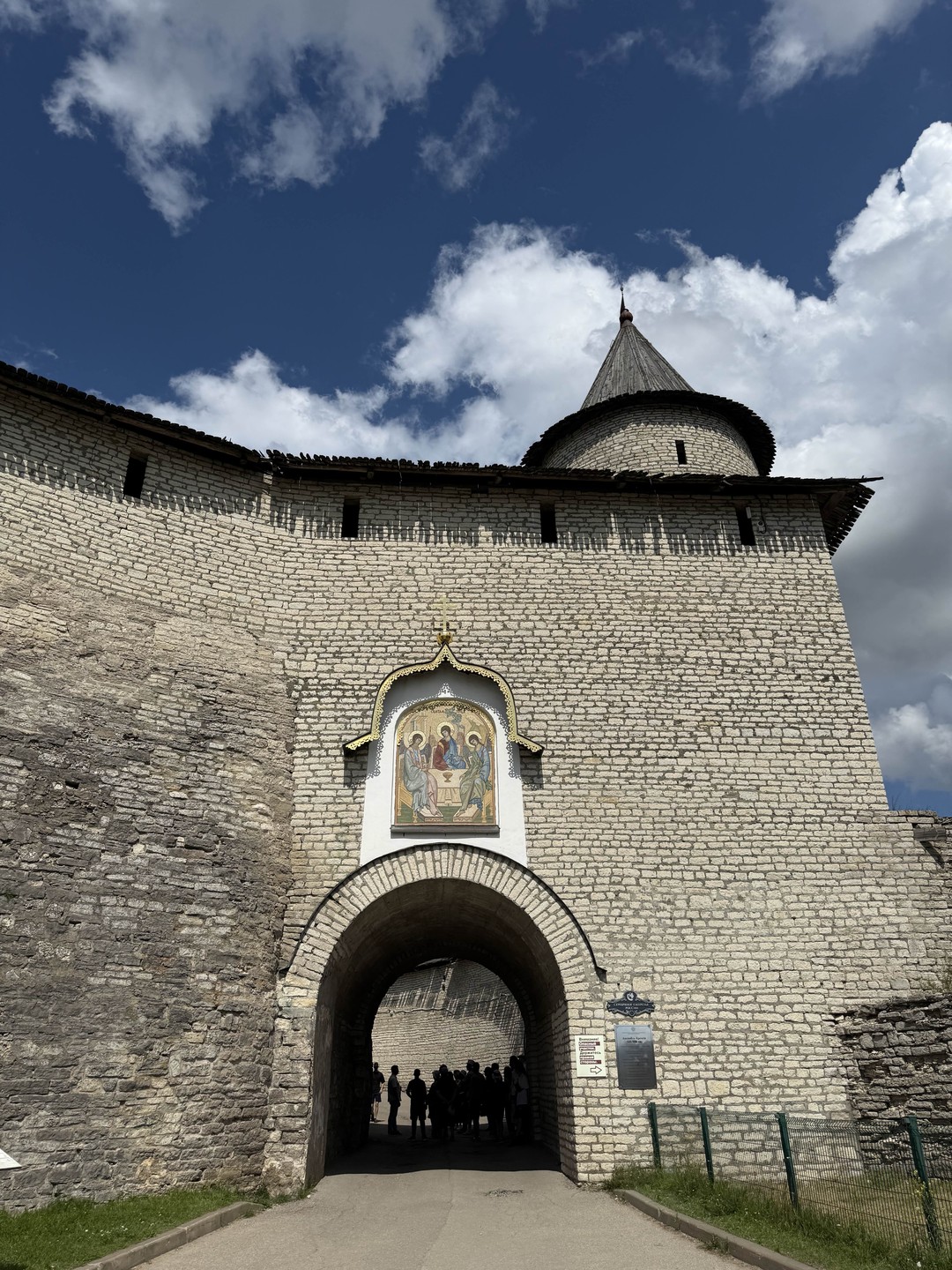 Обзорная пешеходная экскурсия по Кремлю и центру Пскова (Ольга)