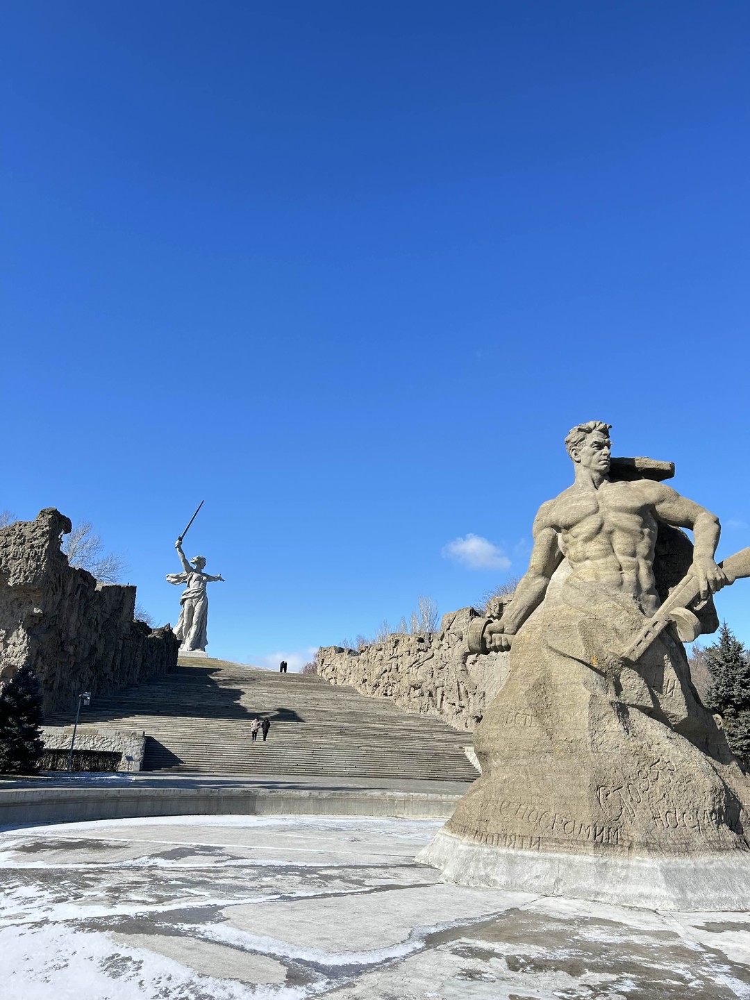 Волгоградский элеватор, Мамаев курган и остров Людникова (Мария)