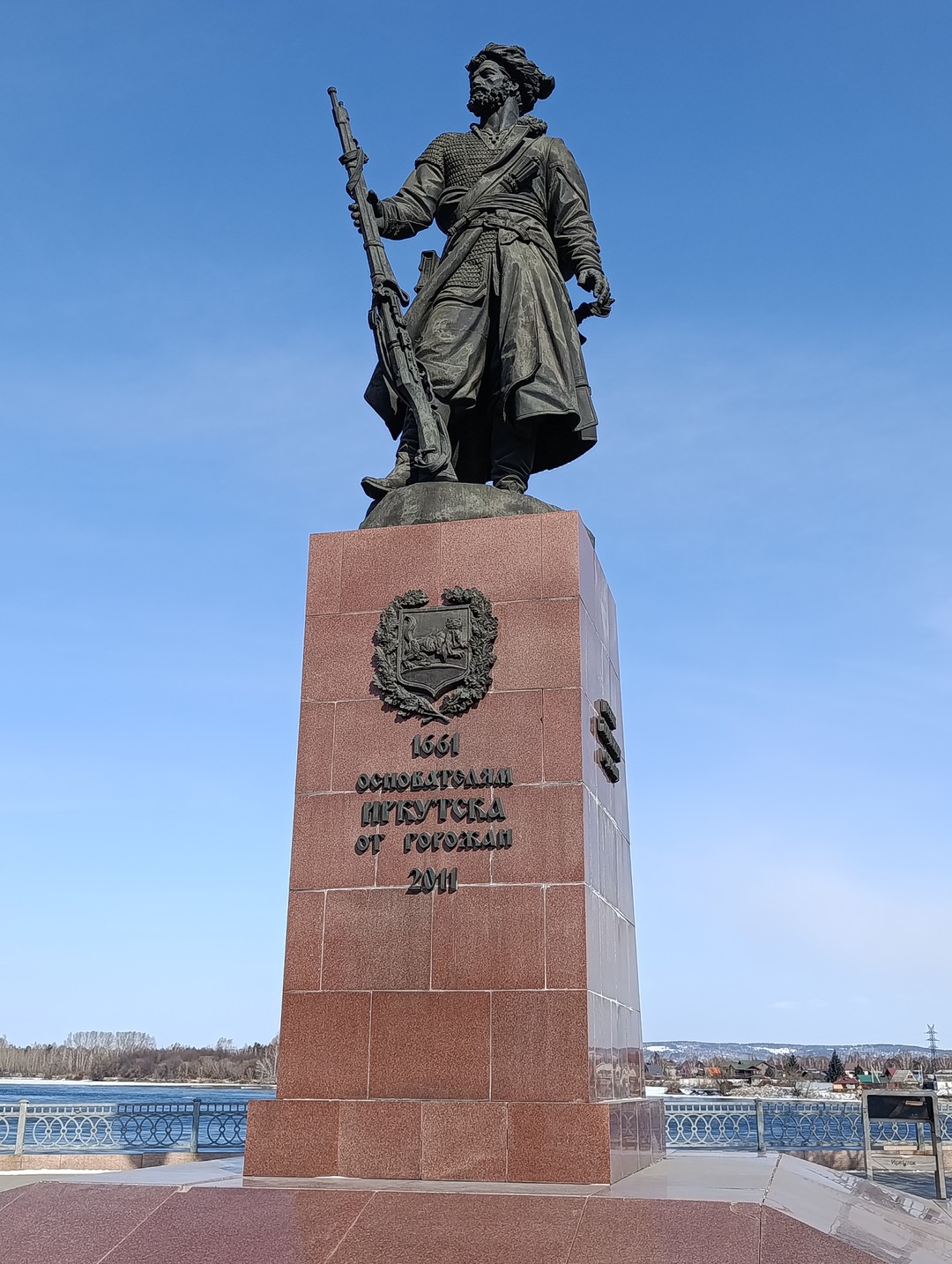 Прогулка по улицам Иркутска просто отличная! Несмотря на холод и ветер(в основном на набережной) было очень