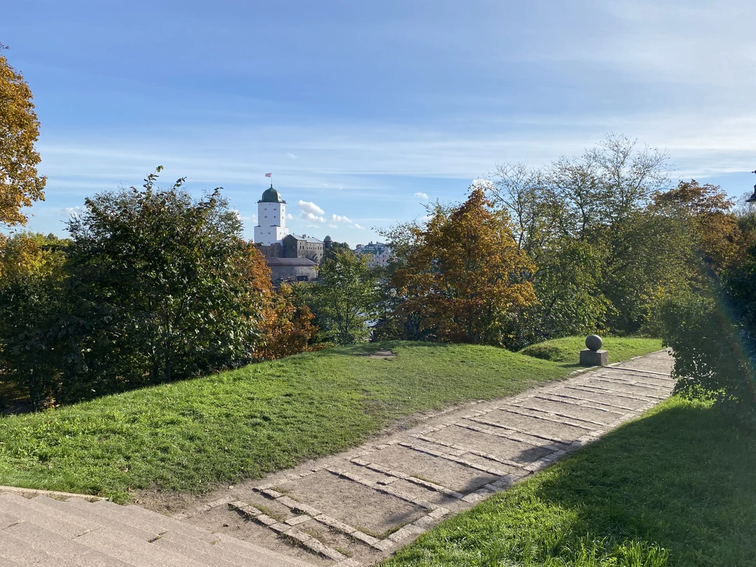 Интересный рассказчик, с добавлением медиа: музыкой, старыми фотографиями, планами, схемами - очень впечатлило и понравилось. Экскурсия
