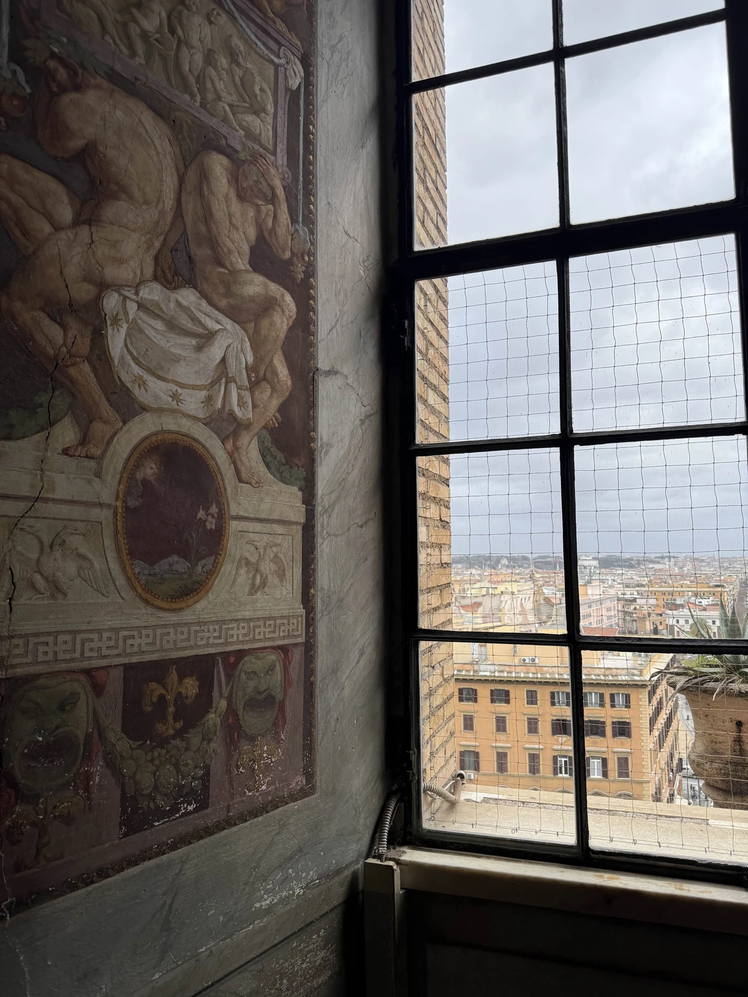 Елена просто замечательный гид, профессионал своего дела. Провела подробную экскурсию, с вниманием к интересным деталям, слушать