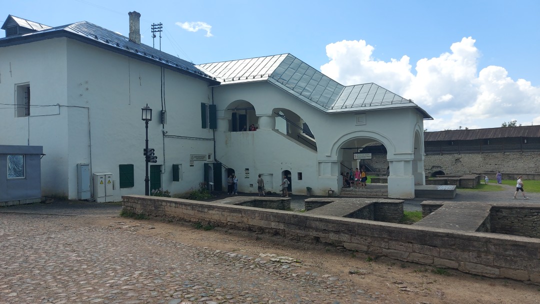Обзорная пешеходная экскурсия по Кремлю и центру Пскова (Ольга)