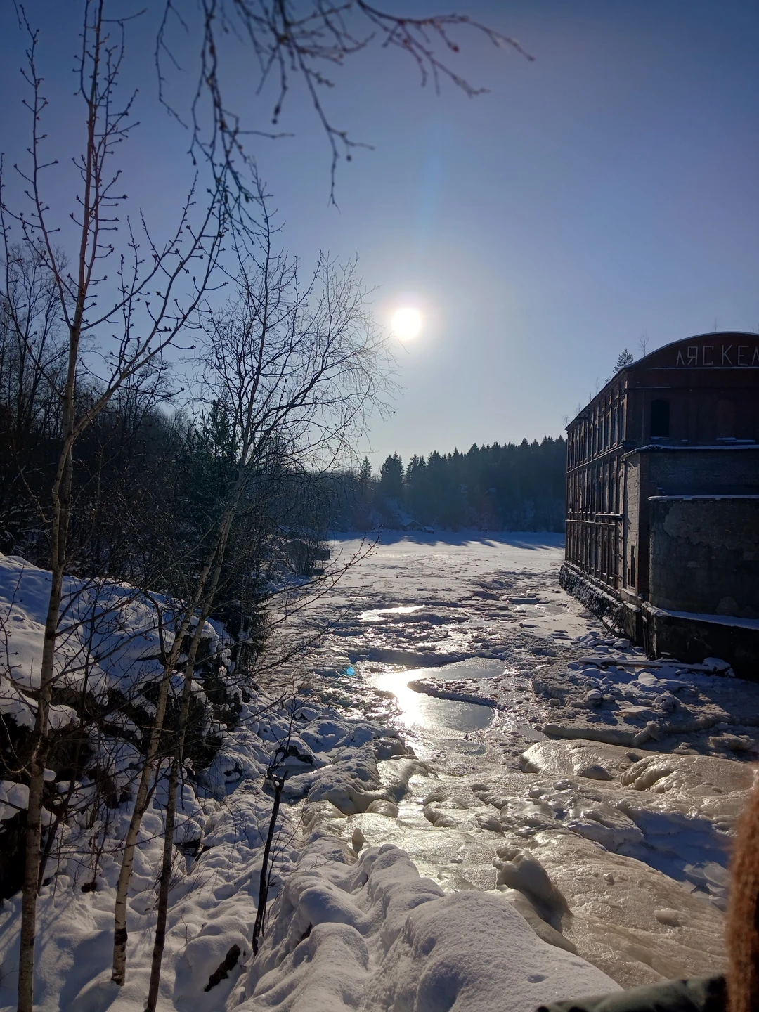 Спасибо Ярославу за экскурсию. Великолепно прогулялись по природе Карелии. Шхеры, водопады,добыча кварца и гранат. Поднимались на
