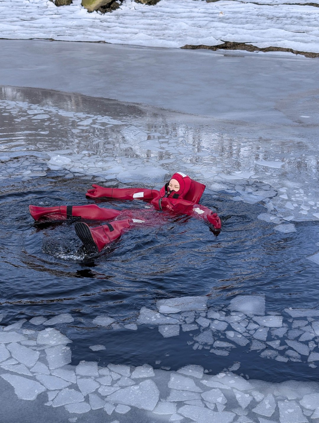Здорово) поплавали, попрыгали, на льдине постояли) Море впечатлений