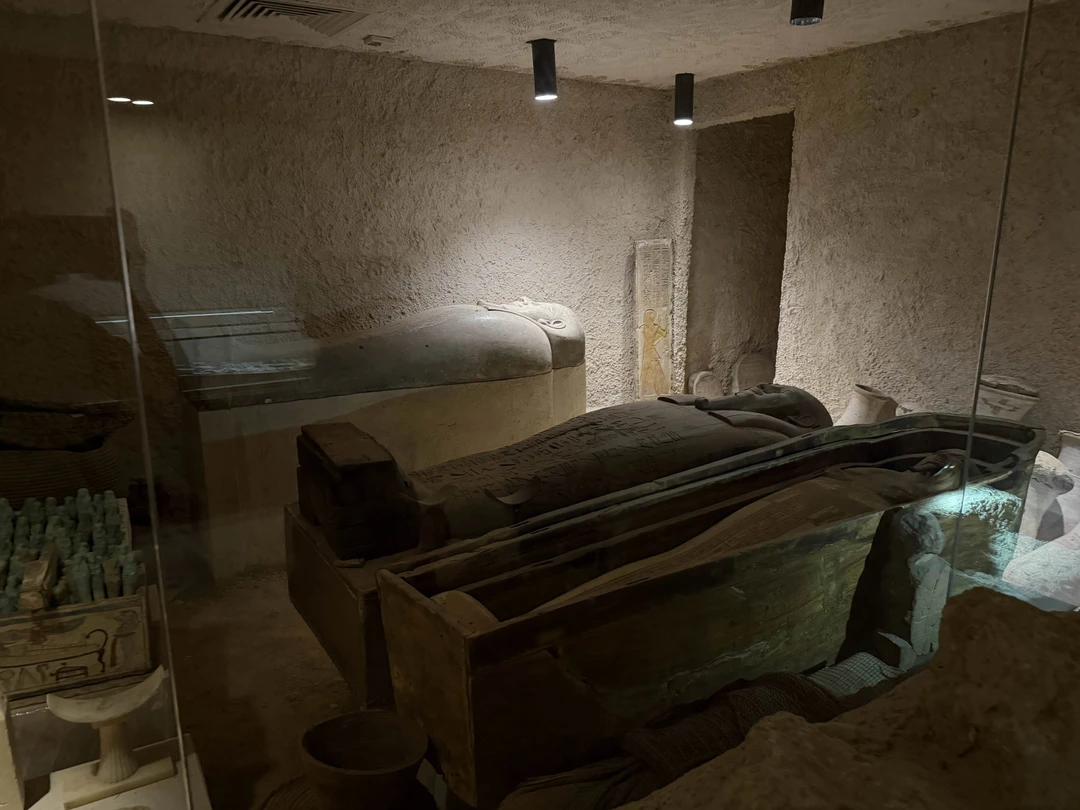 Нам экскурсия понравилась) познавательно и очень камерно, без толп туристов)