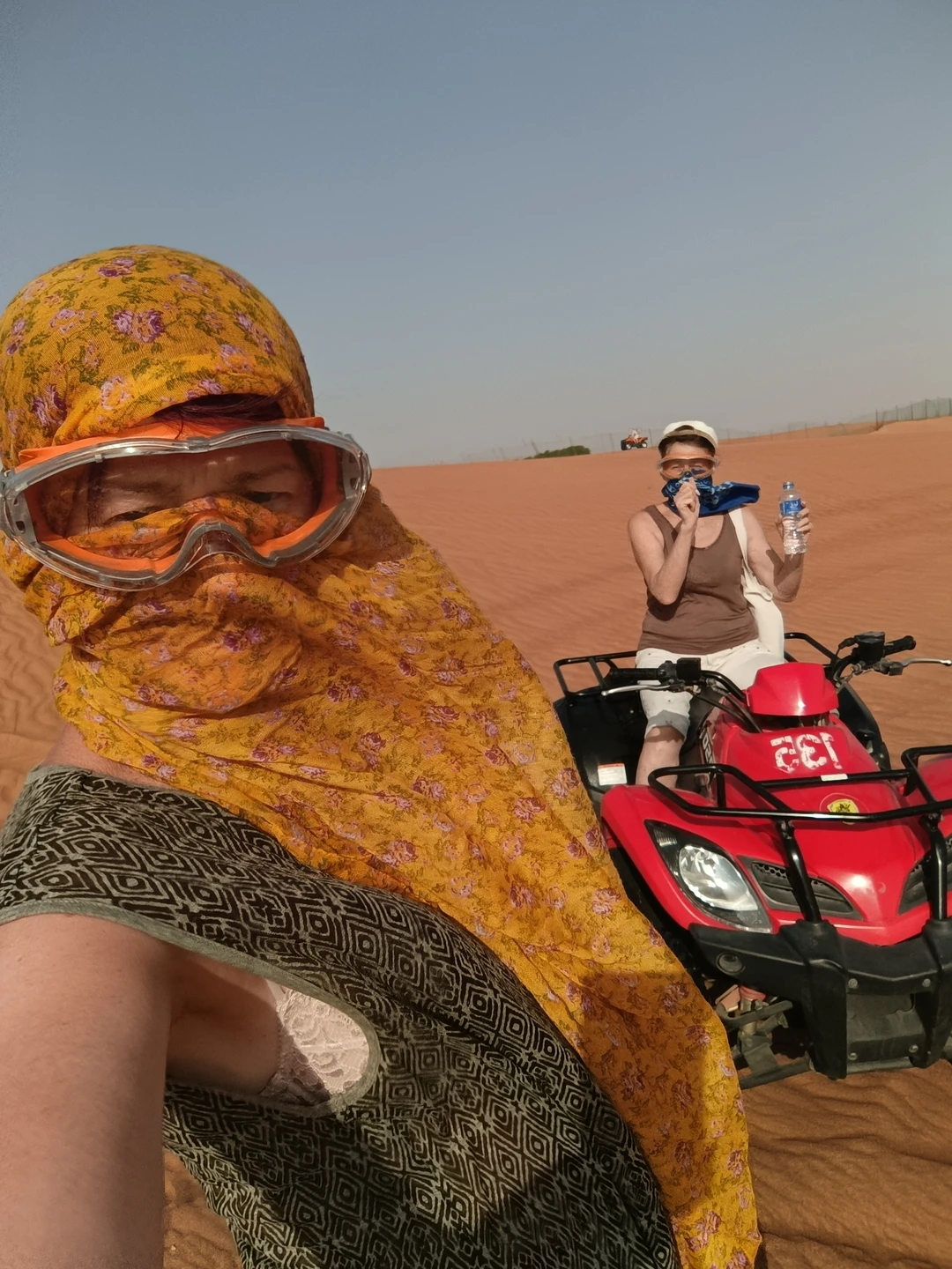 Это было очень крутое путешествие по пустыне. Мы катались сами и потом нас гид катал по пустыне. Он настоящий ас, мы были в восторге