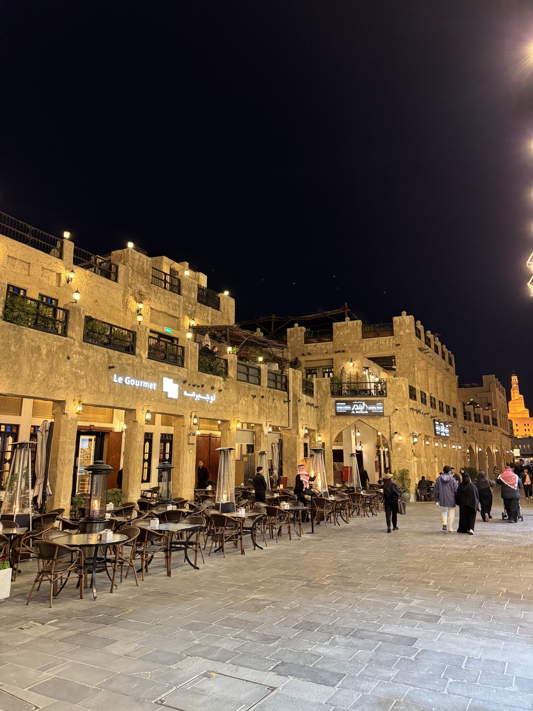 Фирас отлично провел экскурсию. Мне и моей жене все понравилось. Рассказал нам историю Катара и отвечал