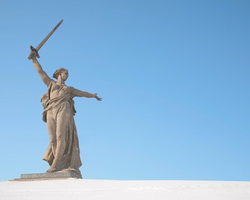 Музей И.И. Машкова, прогулка по городу, поездка на Мамаев курган на метротраме, посещение театра
