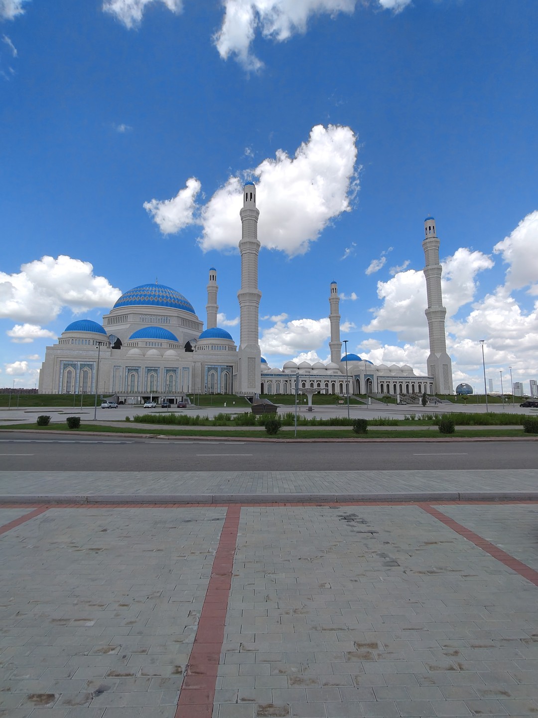 Хорошая экскурсия, познавательно, спасибо Валерию, на автомобиле посмотрели город, удобно и не утомительно, рекомендую