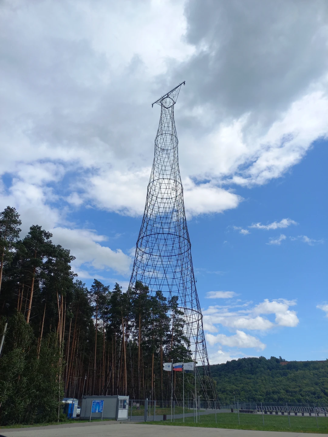 Дзержинск удивил! Оказалось, что это историческое поселение, соцгород, здесь можно рассмотреть все стили советской архитектуры, это