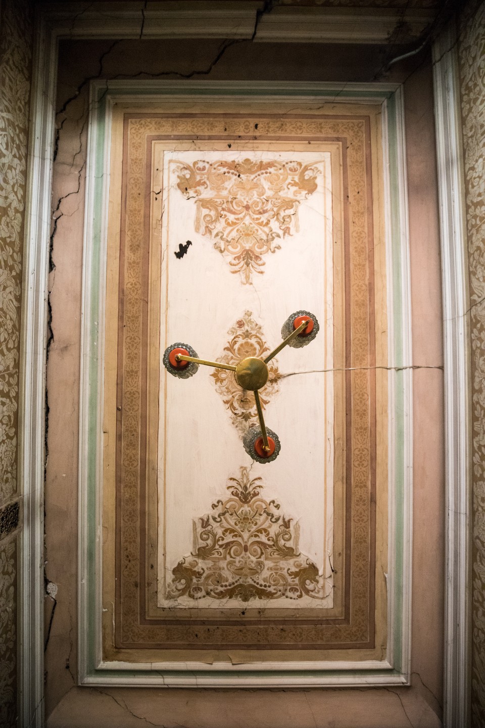 Экскурсия оказалась невероятно увлекательным и запоминающимся. Сразу же погружаешься в атмосферу старого Тбилиси, где каждый дом,