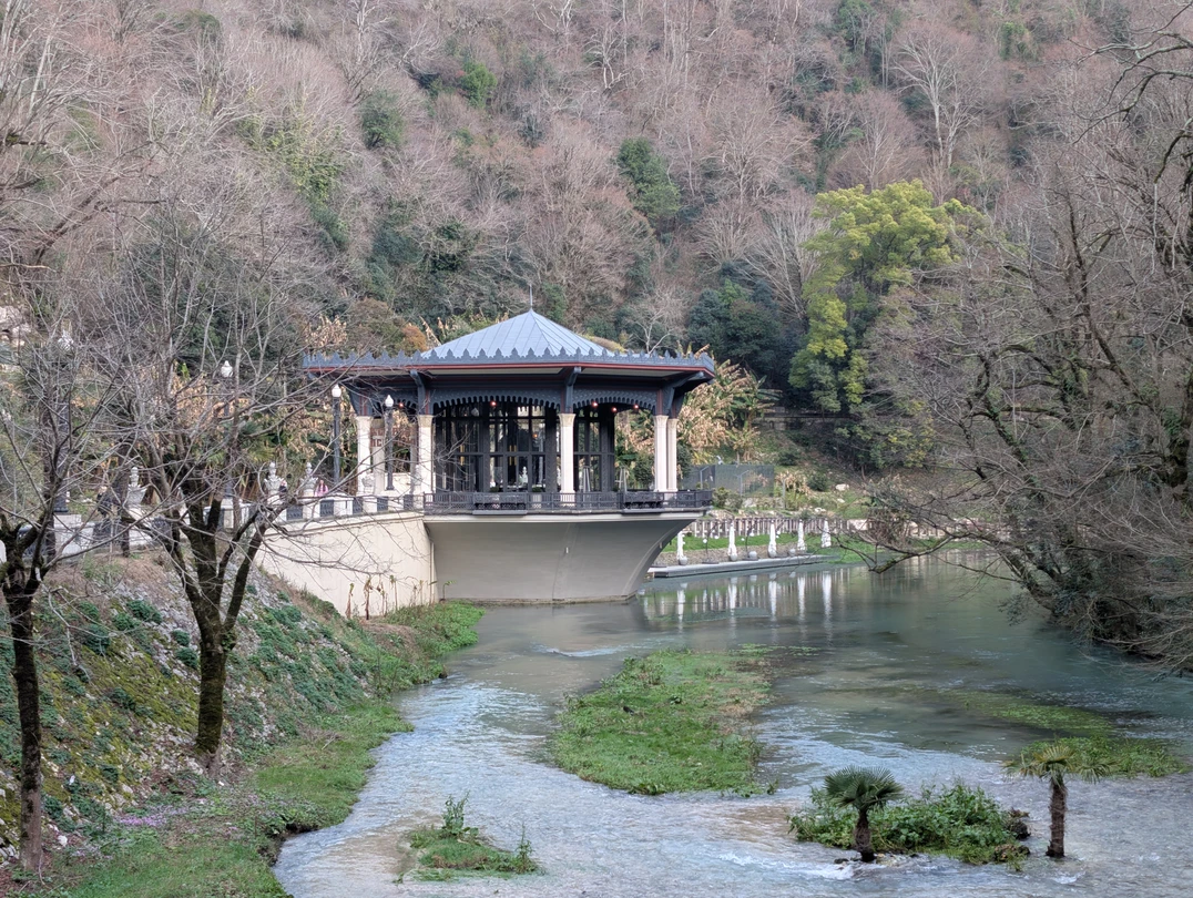 Экскурсию рекомендую, была ранее в Абхазии своим ходом, но погружения в быт и традиции само собой