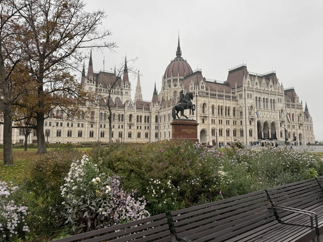 Потрясающий экскурсовод Анатолий. На тесле все увидели, посмотрели. Умный, яркий, насыщенный, легкий рассказ о городе. Спасибо!