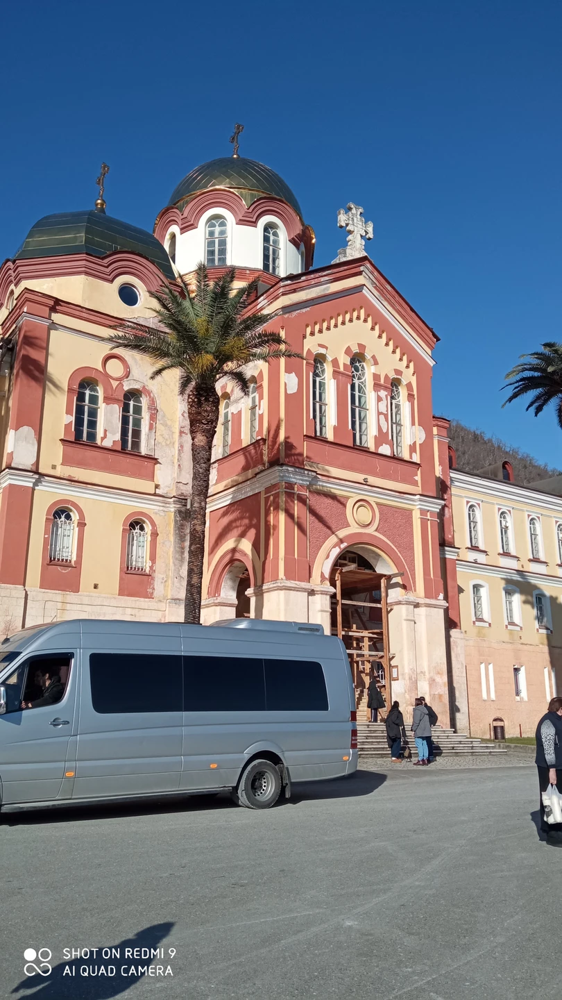 Не смотря на не сезон для Абхазии, путешествие в феврале очень комфортно по этой стране. Нет