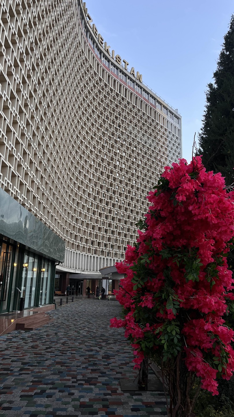 Впервые в Ташкенте, мне все очень понравилось, рассказывал очень интересно, мне история знает. Покормил, напоил и