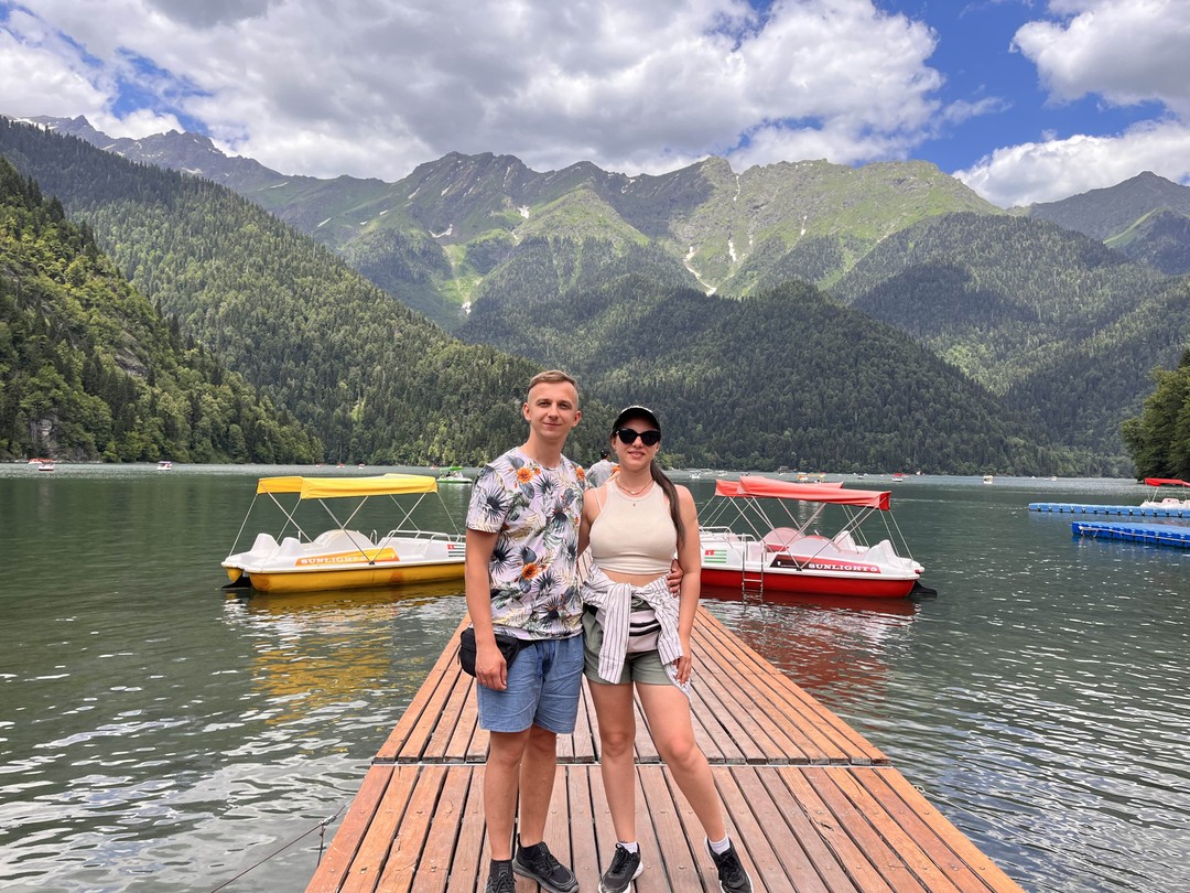 Очень Крутая поездка! Красивое Озеро Рица на котором можно поплавать на катамаране, горные реки водопады, голубое