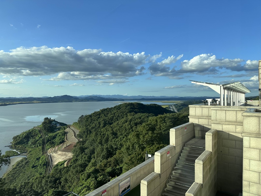 Отличная и очень содержательная экскурсия в DMZ. Если хотите с радостью и комфортом посетить демилитаризованную зону