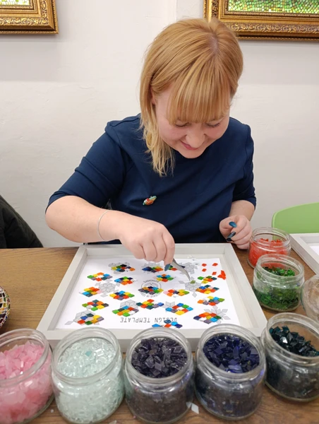 Очень понравился мастер класс!! Интересно, красиво. Можно выбрать размер лампы, приносят чай и вкусняшки. Помогают как