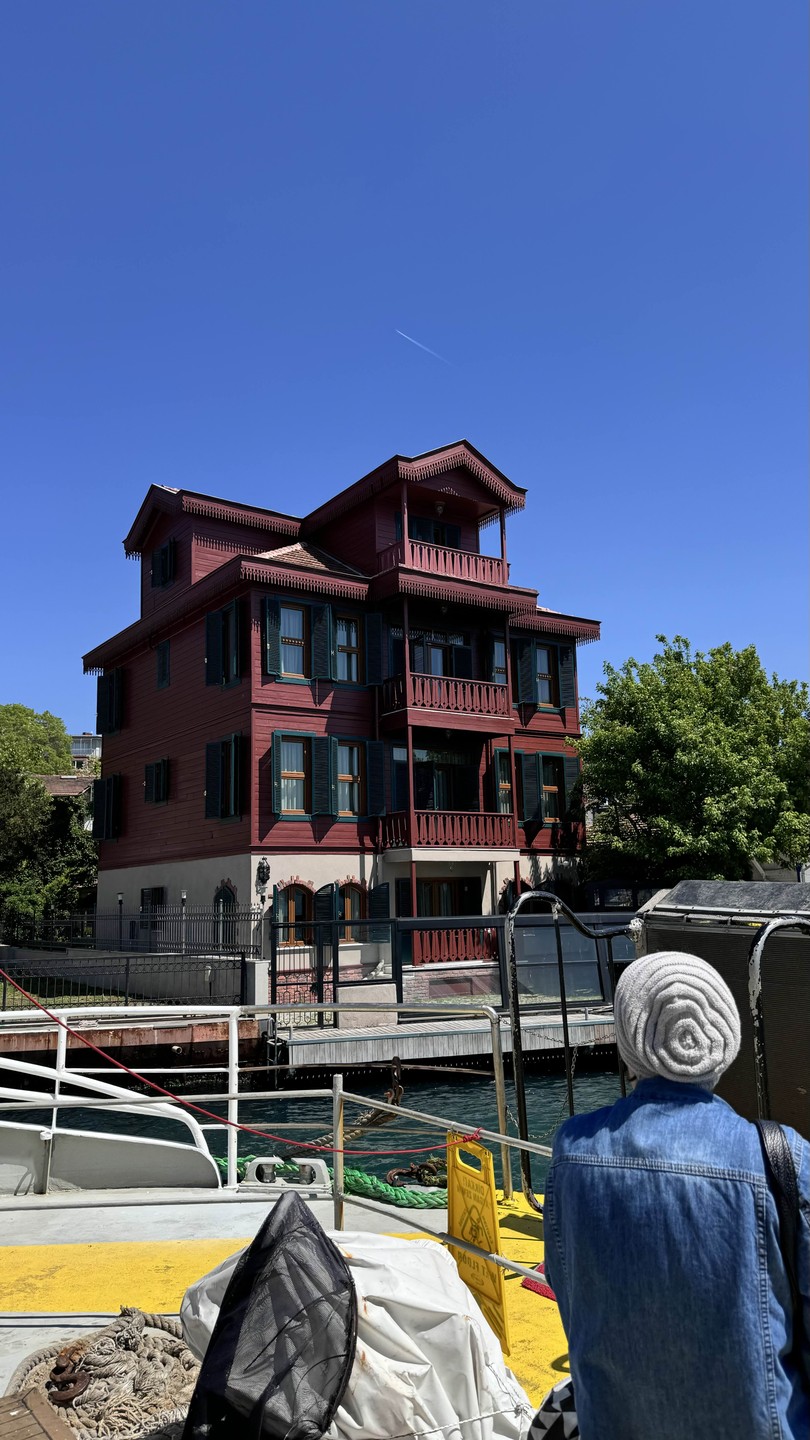 Очень нам понравилась Елена как гид, такая позитивная, всегда веселая, очень приятная девушка! Отличная экскурсия! Все