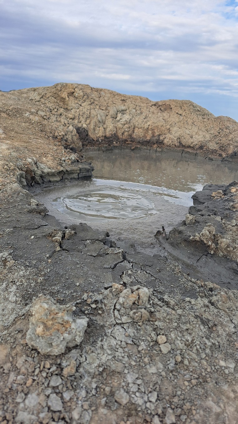 Агатовые горы Хызы, грязевые вулканы, розовое озеро и скала Бешбармаг (19/21)