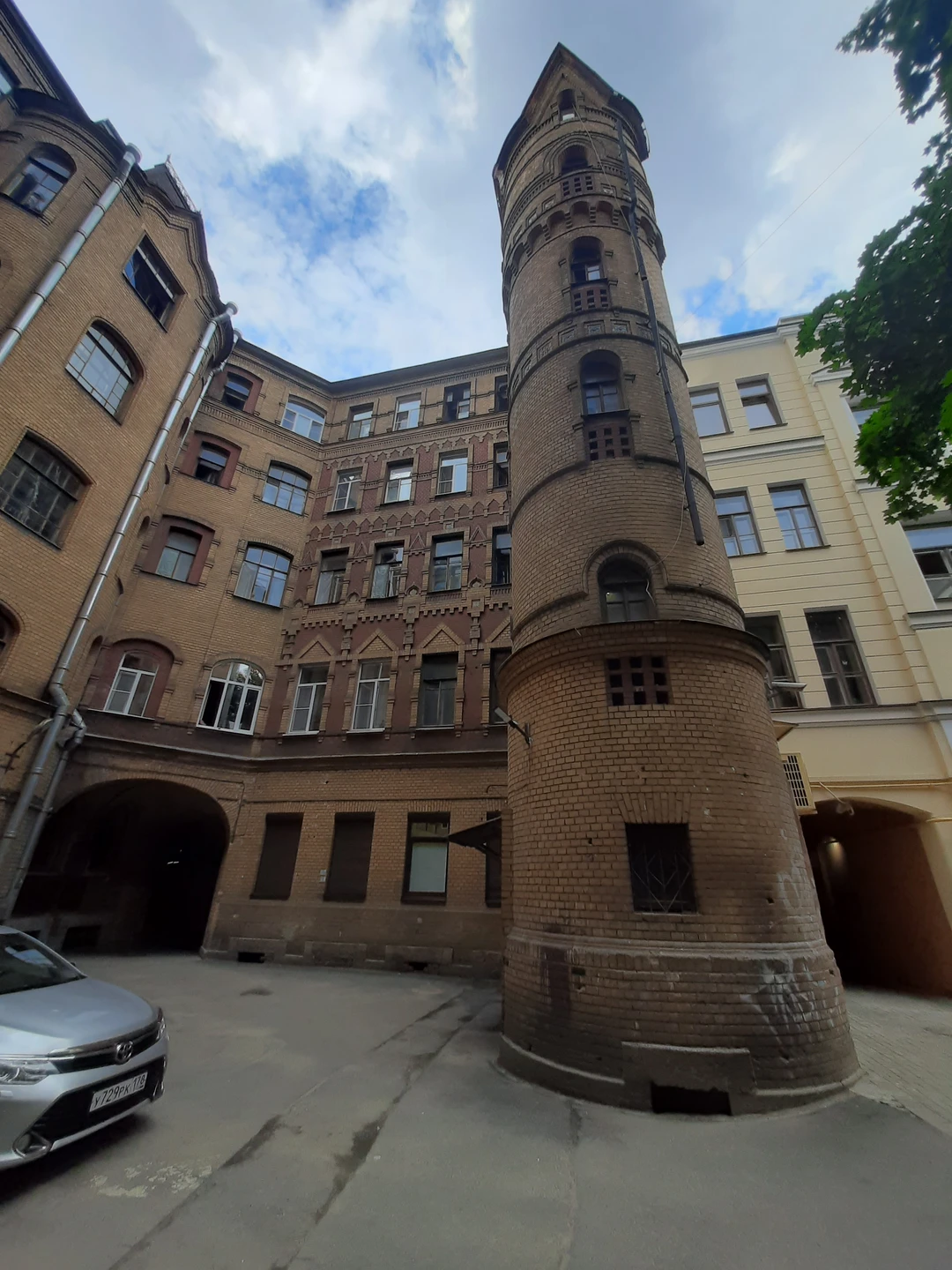 «Дом, в котором я живу»: прогулка по архитектурным стилям Петербурга (Ирина)