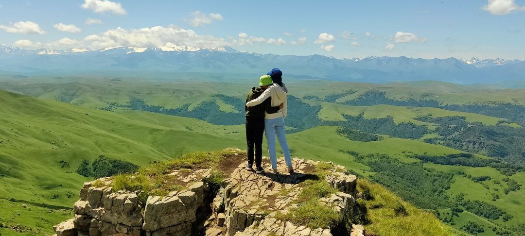 Экскурсия была нашим первым знакомством с Кавказом! Максим посоветовал выезжать раньше, чтобы увидеть Эльбрус, что мы