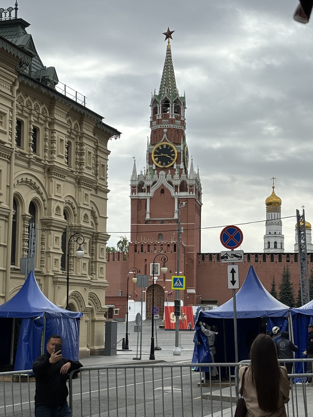 Экскурсия была назначена на 9 мая, так как Красная площадь была закрыта, пришлось на месте решать