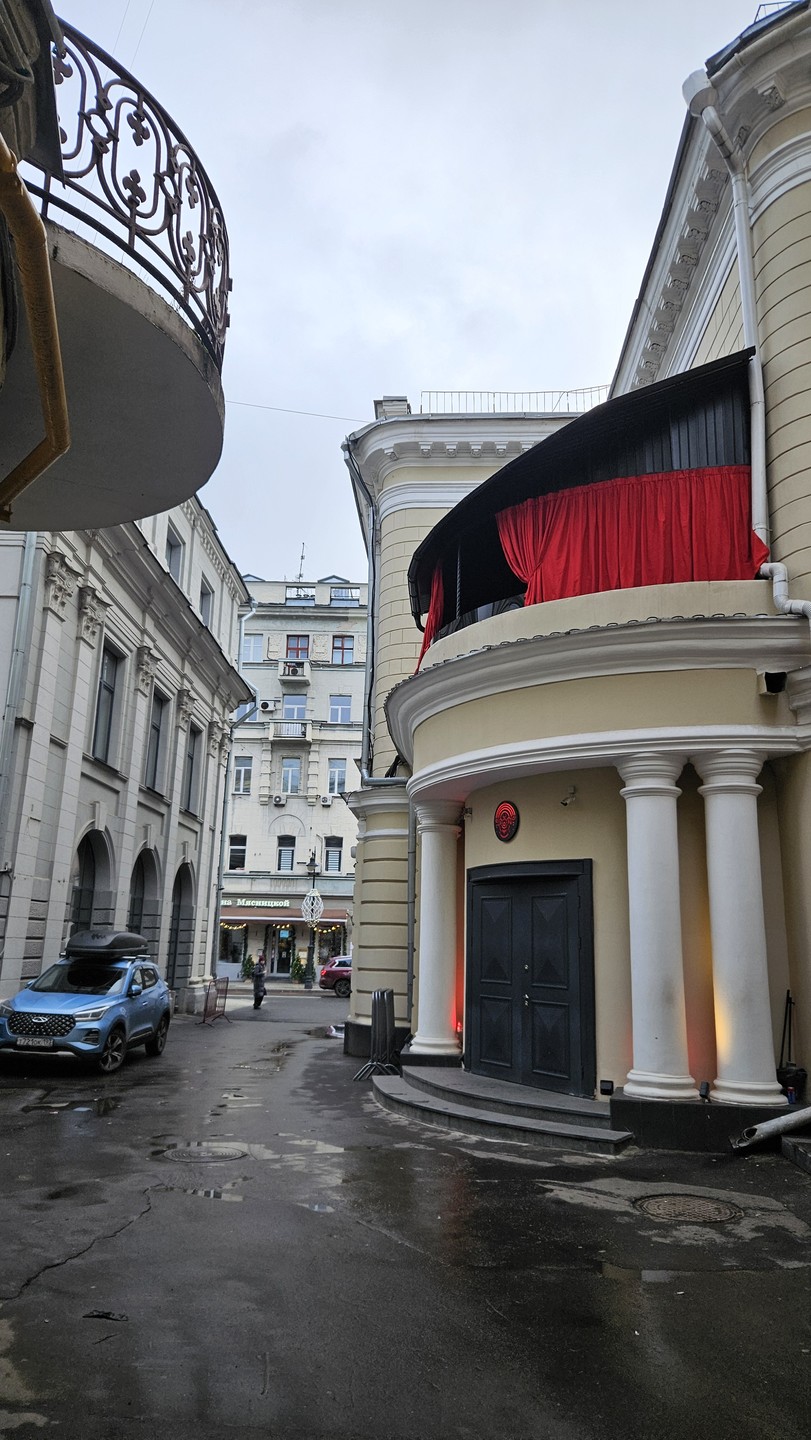 Очень качественная и высококлассная экскурсия, как результат серьёзного исследования наследия Эйбушица. Анна - настоящий профессионал своего дела