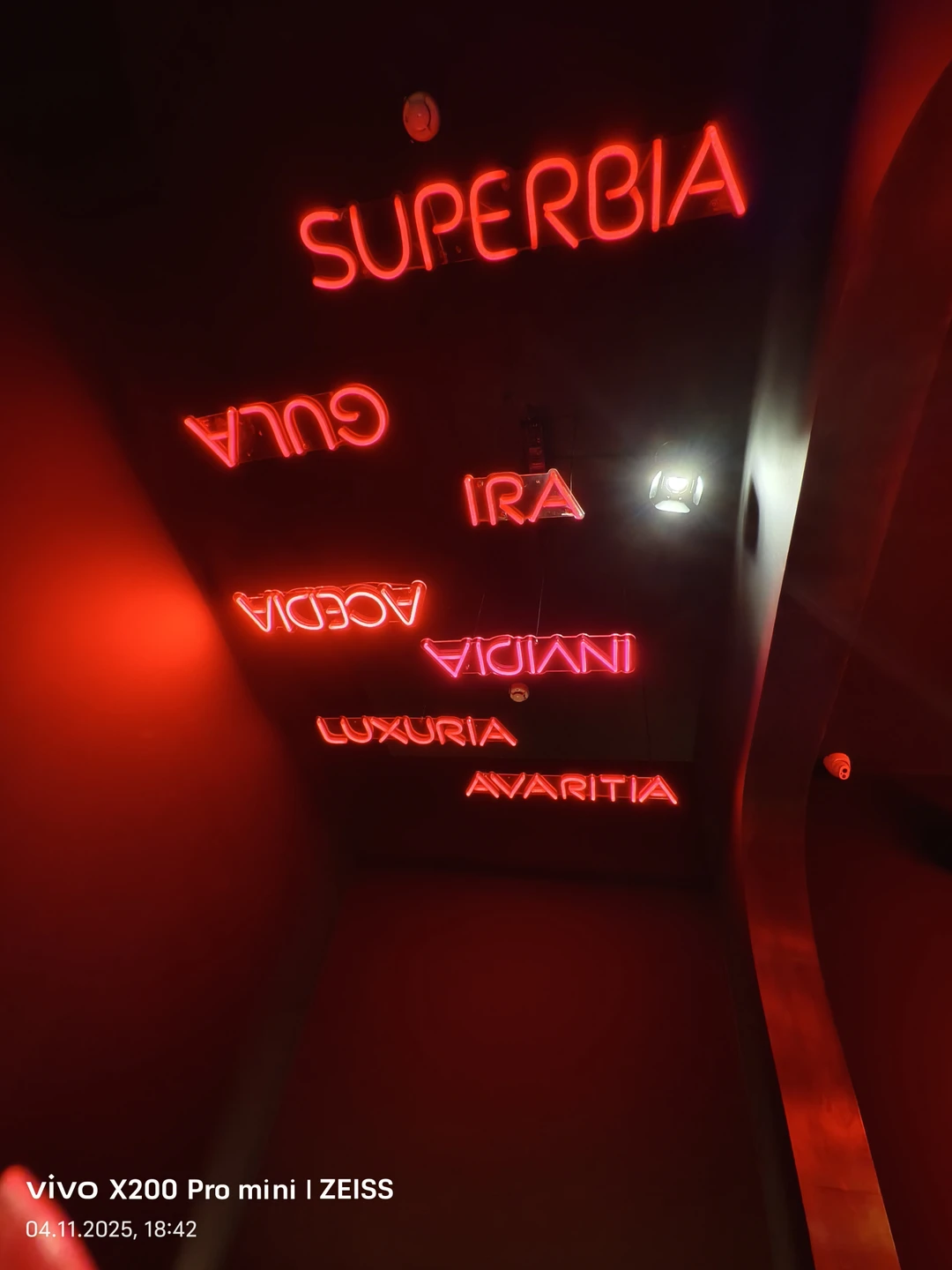 Да, для разнообразия можно послушать, угоститься коктейльчиками и прогуляться по улице где живёт Ваенга))