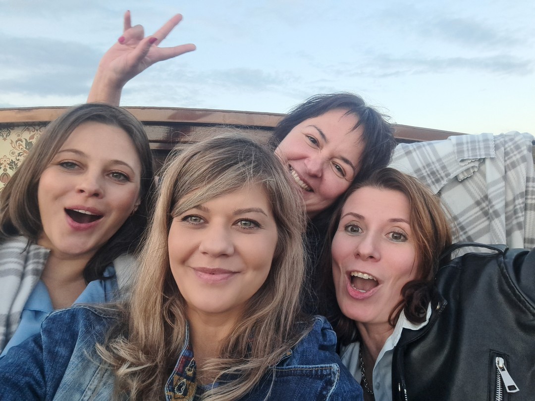 Потрясающе провели время на катере Онегин. Катер совершенно новый, очень уютный, палуба оборудована мягкими диванами, откуда