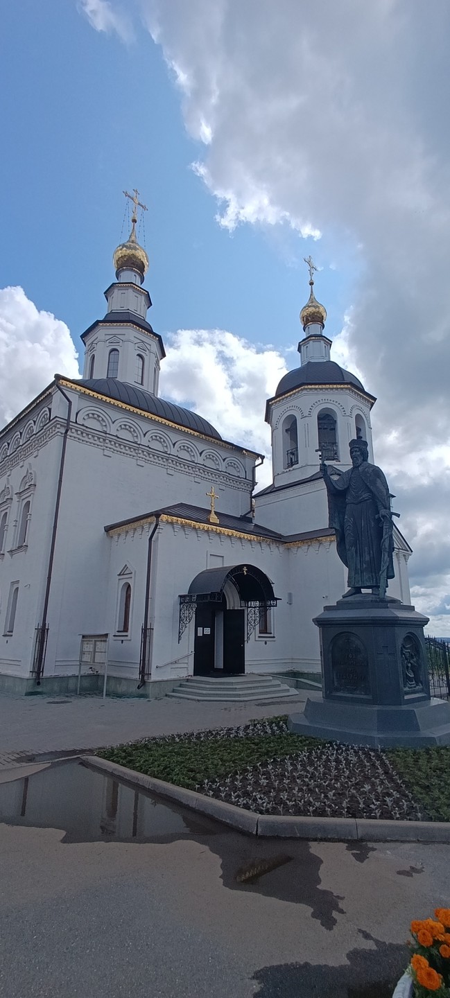 Владимир имеет коласальный багаж знаний по истории Своего края и города. очень хорошая экскурсия. Спасибо, всё понравилось