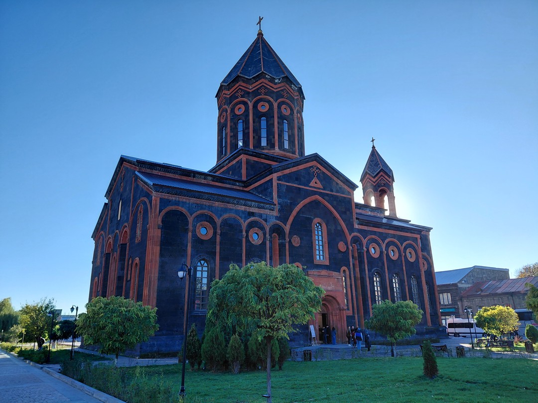В культурную столицу Армении - Гюмри обязательно езжайте с Багратом. Там вы не только прогуляетесь по