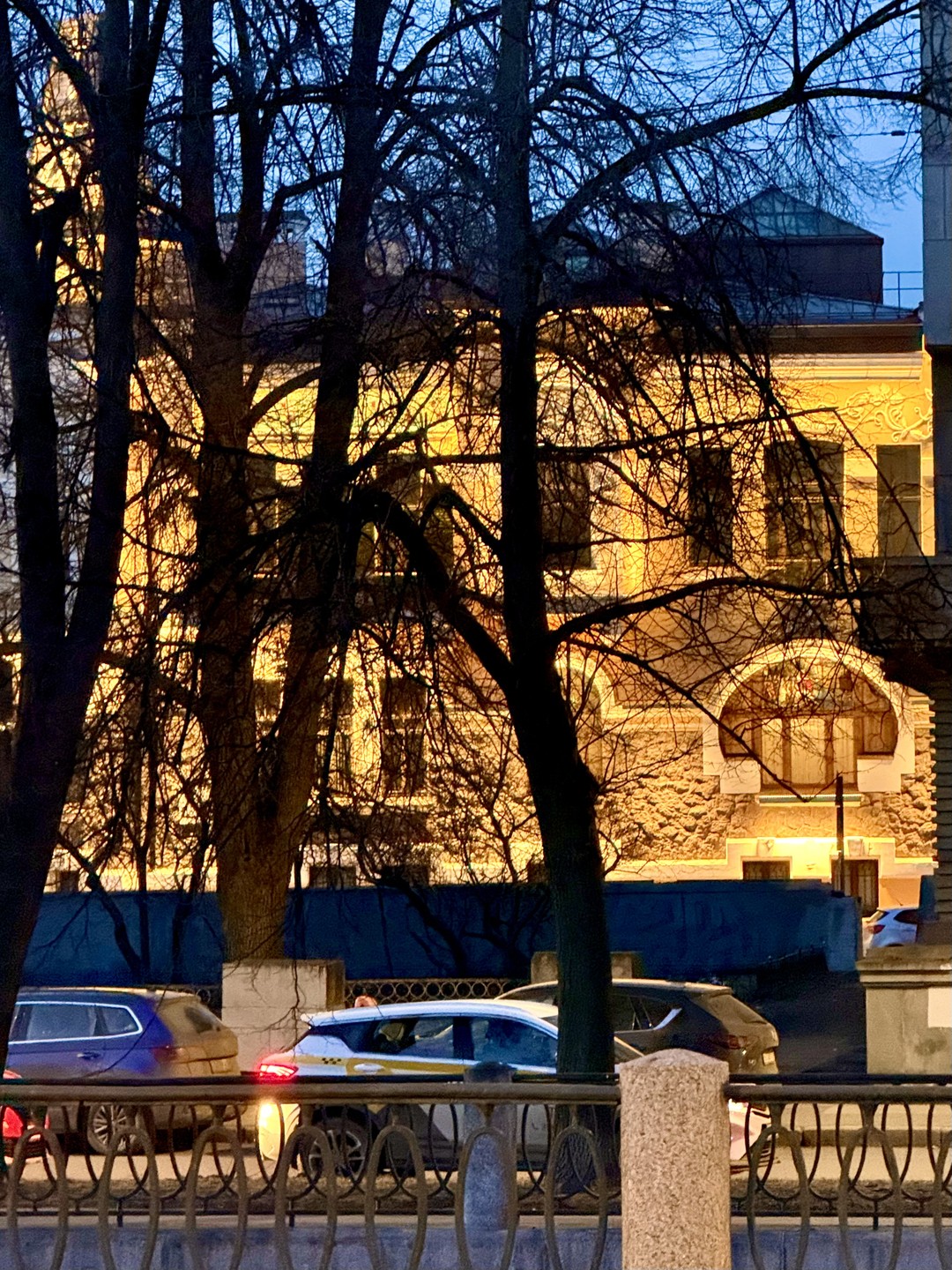 Прекрасно провели время. Два часа пролетели незаметно. Арсений замечательный гид, который не просто знает историю города