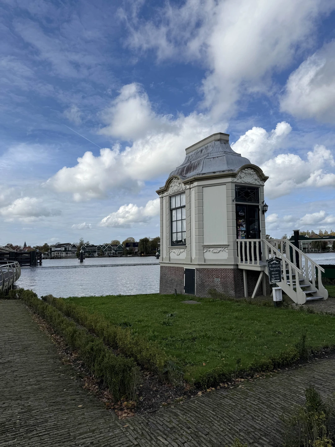 При желании можно совместить сразу несколько экскурсий -и везде Вы неизменно найдете друга, а не просто