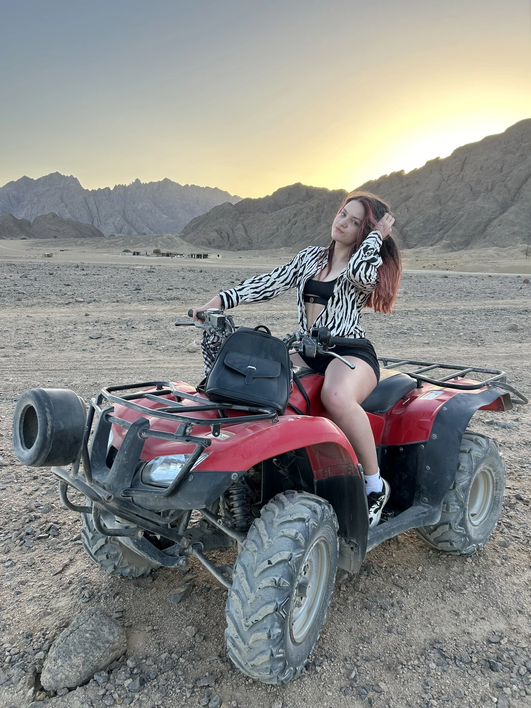 Побывала в сафари 6 февраля, просто незабываемые впечатления. Сначала в программе идет катание по пустыне на