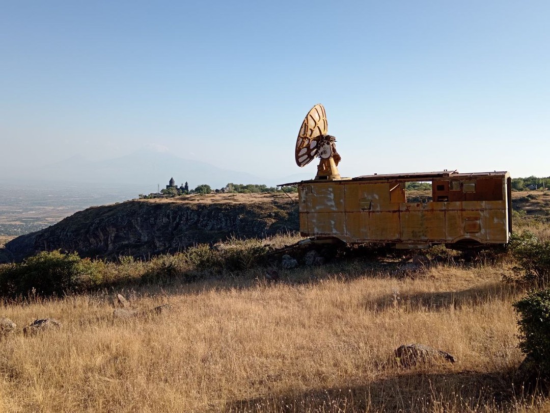 Восторг! Немножко сталкерства и безопасного лазания по заброшенным научным объектам, завершающегося пикником на закате. Объекты потрясающие!