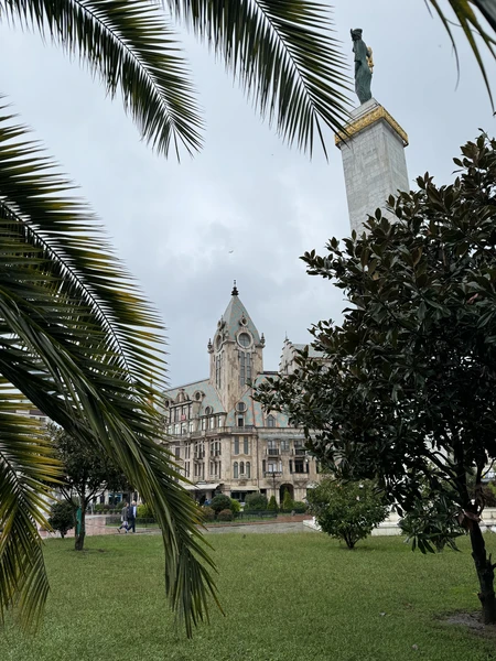 Павел очень интересно рассказывает и показывает, ответит на любые вопросы! Нам не помешал дождь, экскурсия очень понравилась! Благодарим!