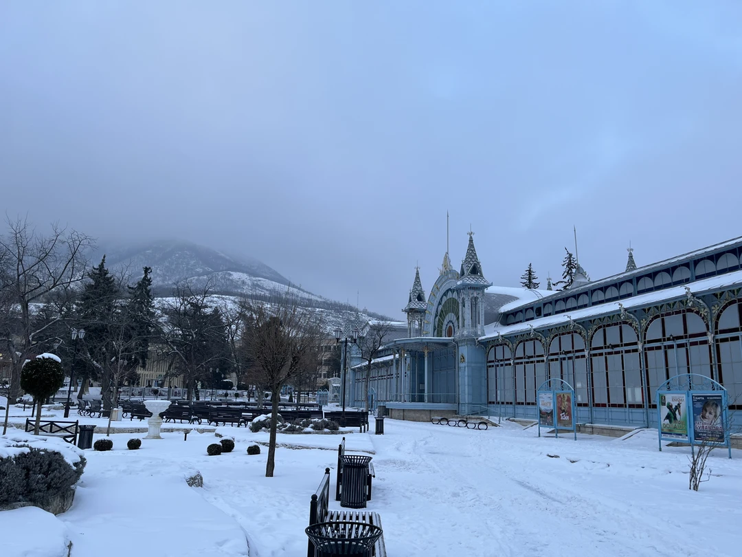 Виктор встретил нас в аэропорту Мин вод, и мы поехали на экскурсию в Пятигорск. Он очень