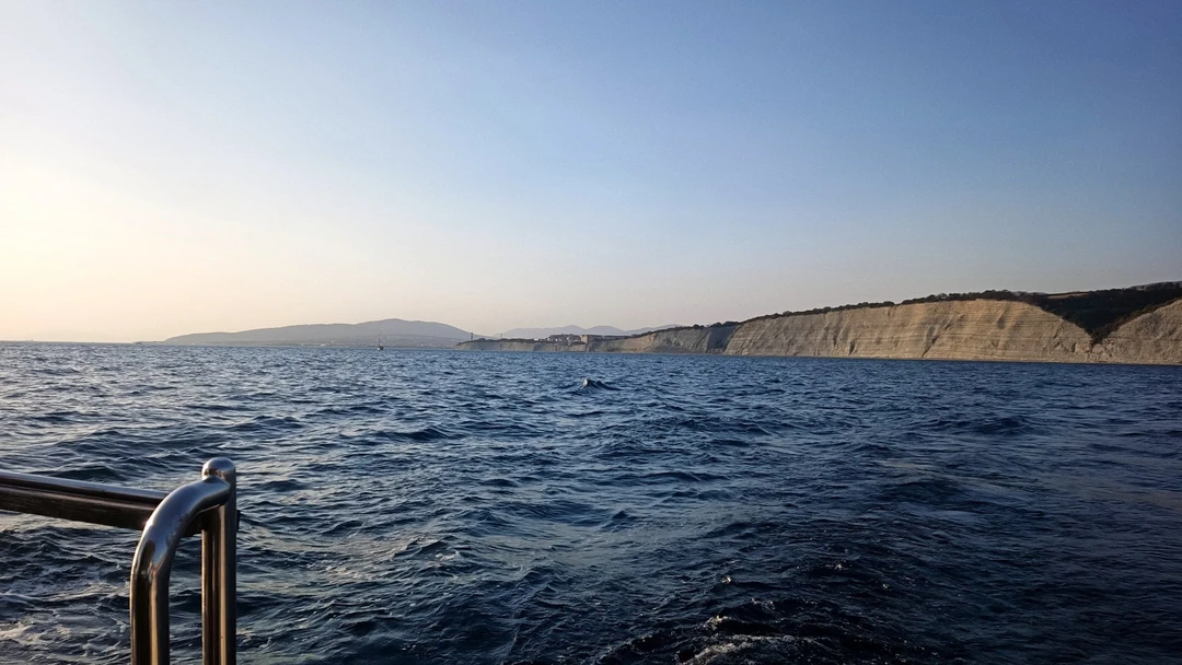 Всё прошло хорошо. Изначально думала, что будет пляж-пляж, но дикий пляж оказался скалой, в которой высечена