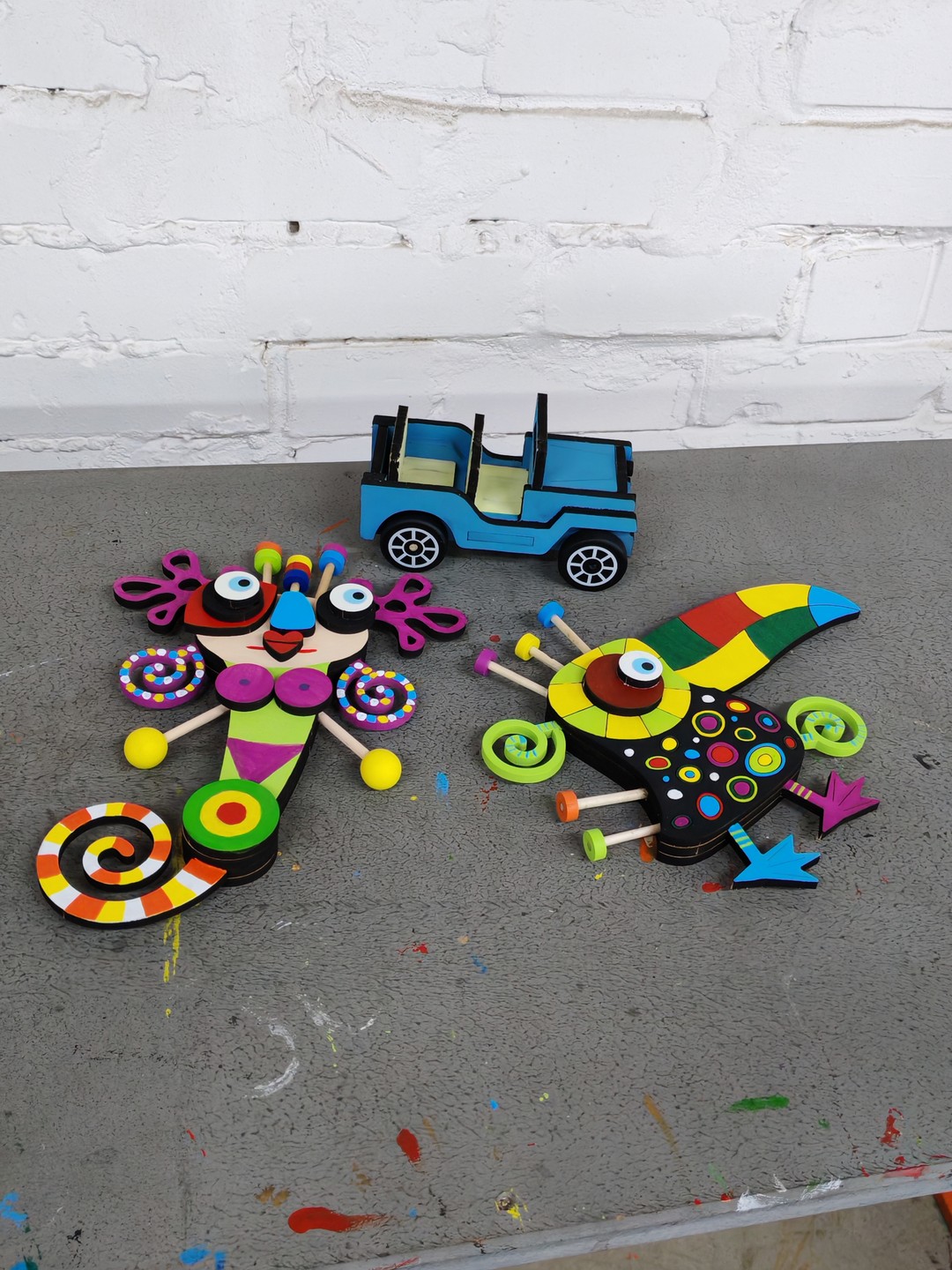 Нашли в интернете экскурсию и мастер класс на фабрику игрушек. Мы пришли рано, но все сотрудники