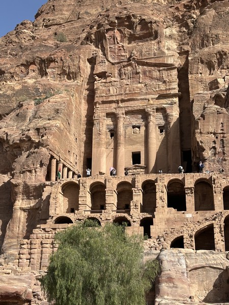 Вчера ездили на экскурсию «Иордания и древняя Петра». Всё очень понравилось, нас было три взрослых человека