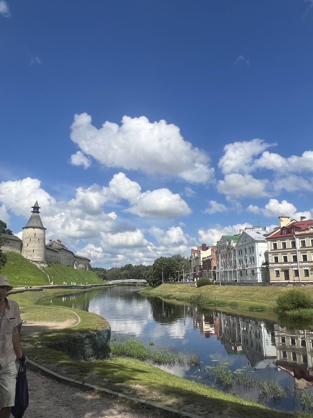 Обзорная пешеходная экскурсия по Кремлю и центру Пскова (Варвара)