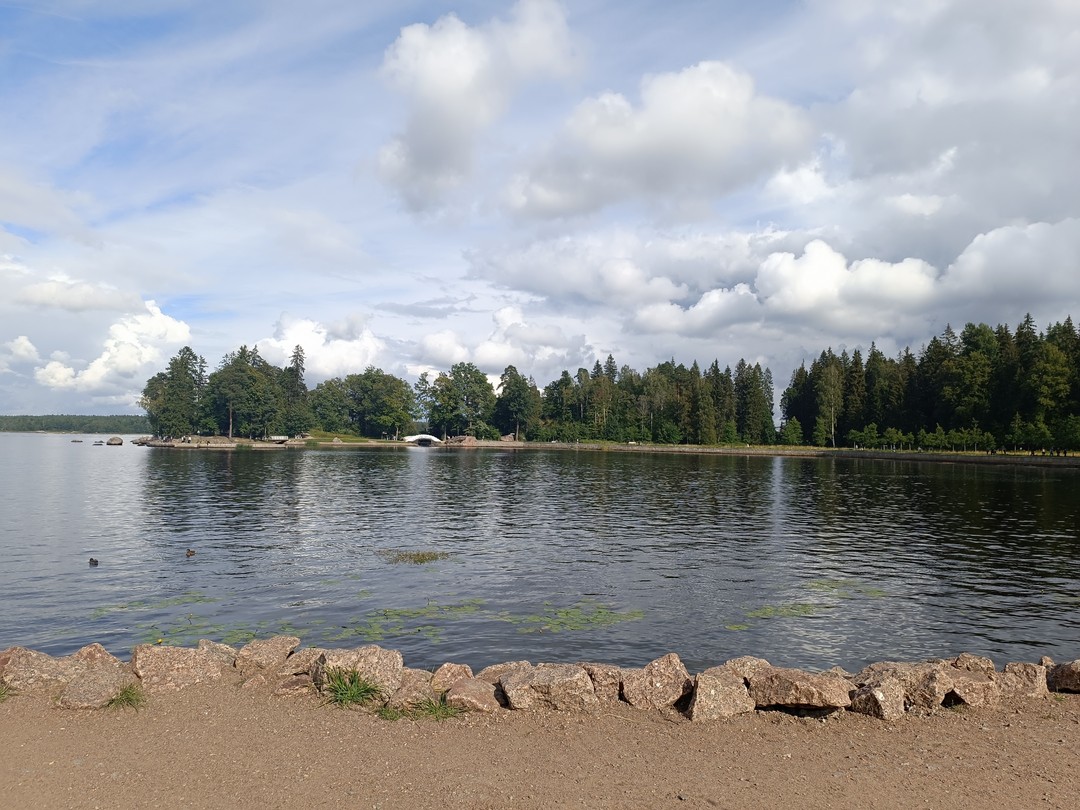 Парк огромный, и первый раз гулять в нем конечно комфортно в сопровождении гида. Вы узнаете его