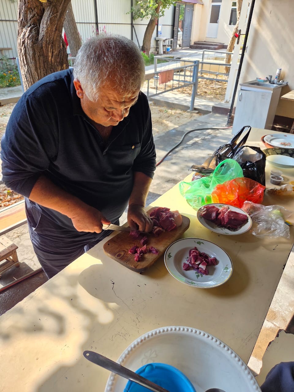 Выбрали именно это мастер-класс, который проходил в аутентичной атмосфере, на базе чайханы, где собирается местное население