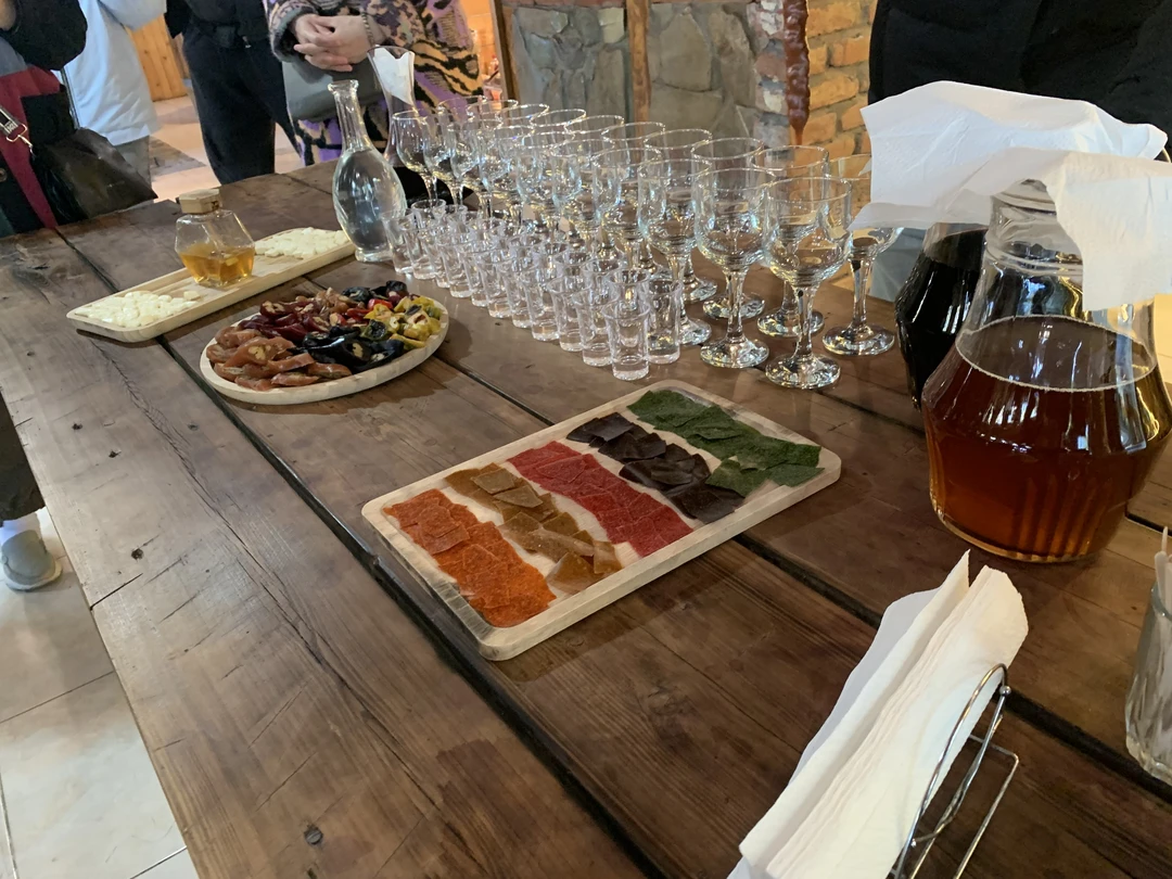 Нашим экскурсоводом был Владимир. Человек грамотный, профессиональный рассказчик, увлеченный историей Грузией. Экскурсия прошла на одном дыхании