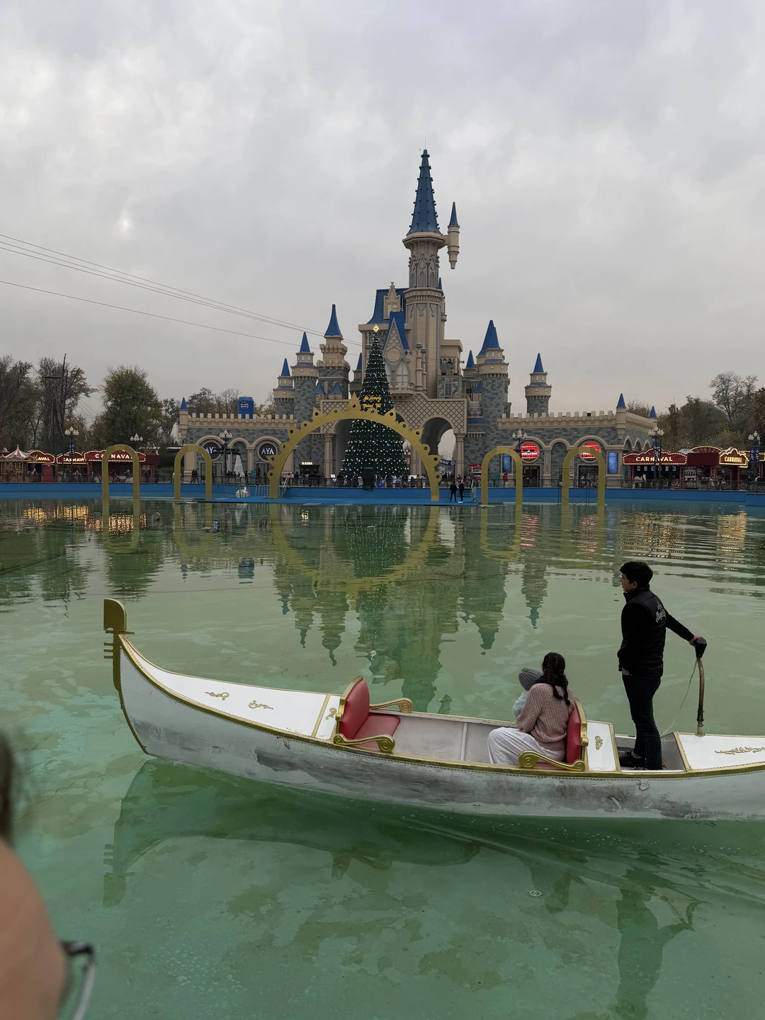 Посетили Ташкент в прекрасное время года -в ноябре, нашим гидом был Абдулла. Отличный рассказчик, прекрасное знание