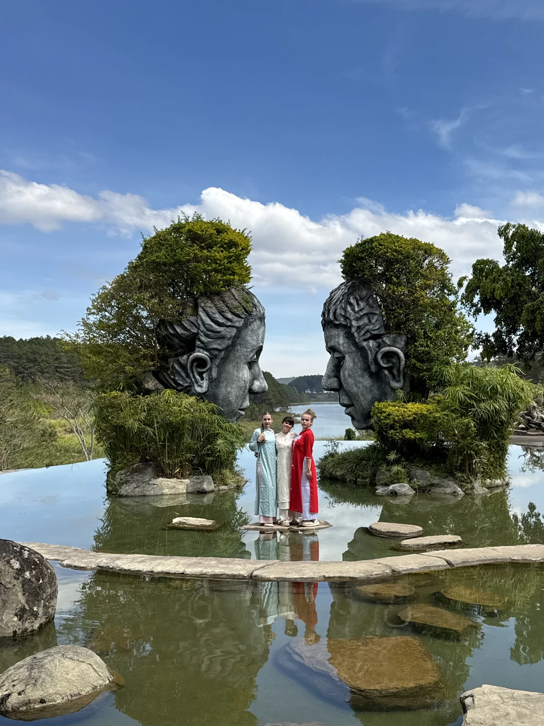 Мы ездили в Далат женской компанией в количестве трёх человек. Очень понравилась экскурсия, множество красивых локаций