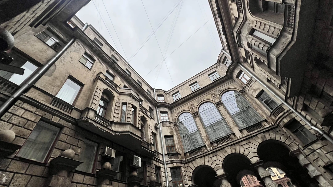 Секреты и лабиринты Петроградской стороны: дворы, парадные, легенды (Екатерина)