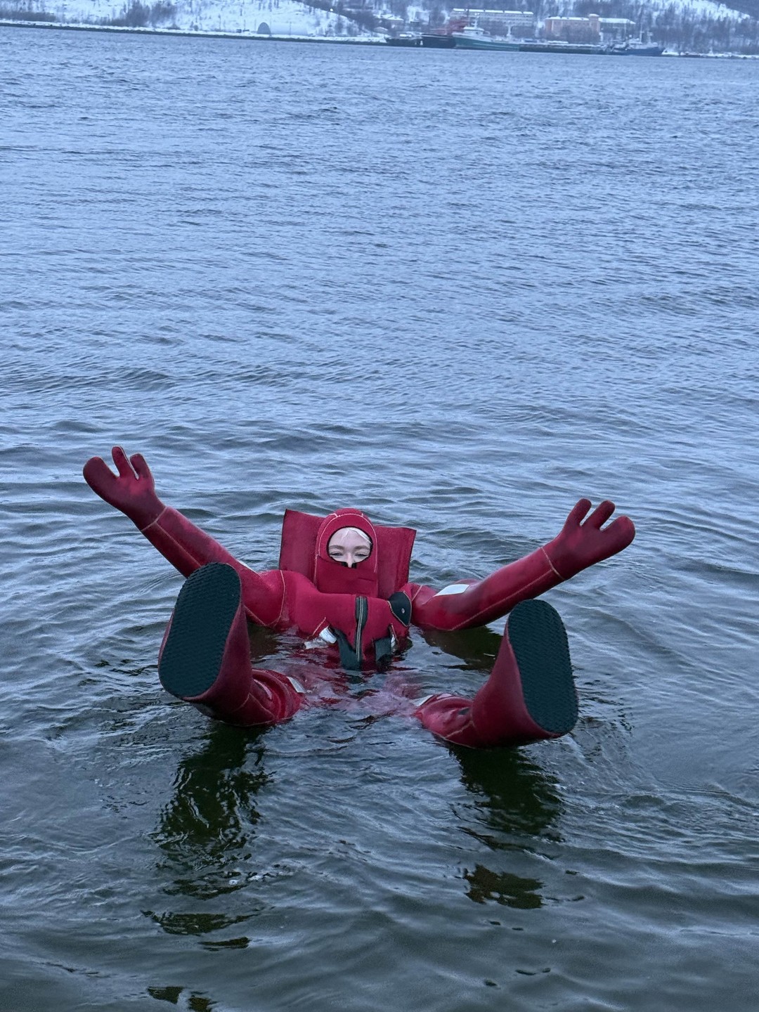 айс флоатинг очень понравился, интересный необычный опыт, из воды вышли сухие, не замерзли, после напоили чаем