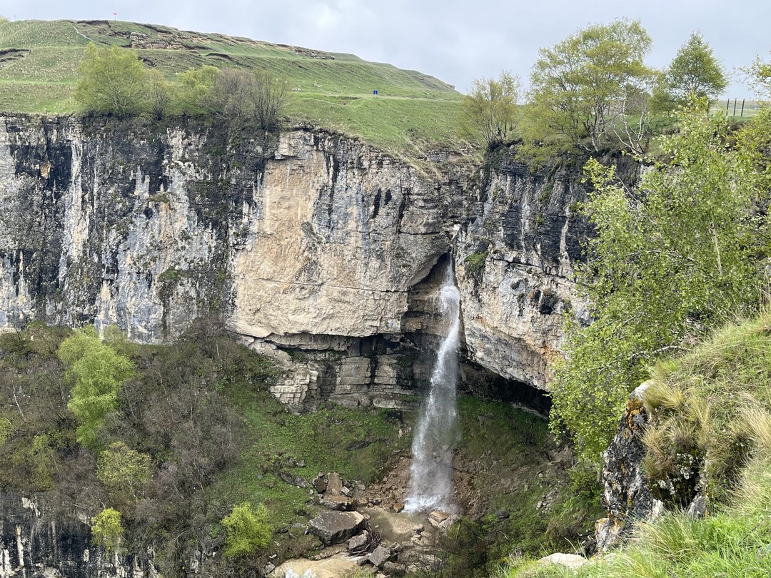 Абдулла великолепно провел экскурсию Отлично знает местность, очень ответственный и доброжелательный. При выезде из туннеля начался